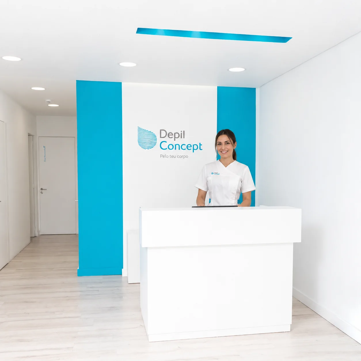 Franchising DepilConcept 1 Colaboradora na receção de uma clínica DepilConcept