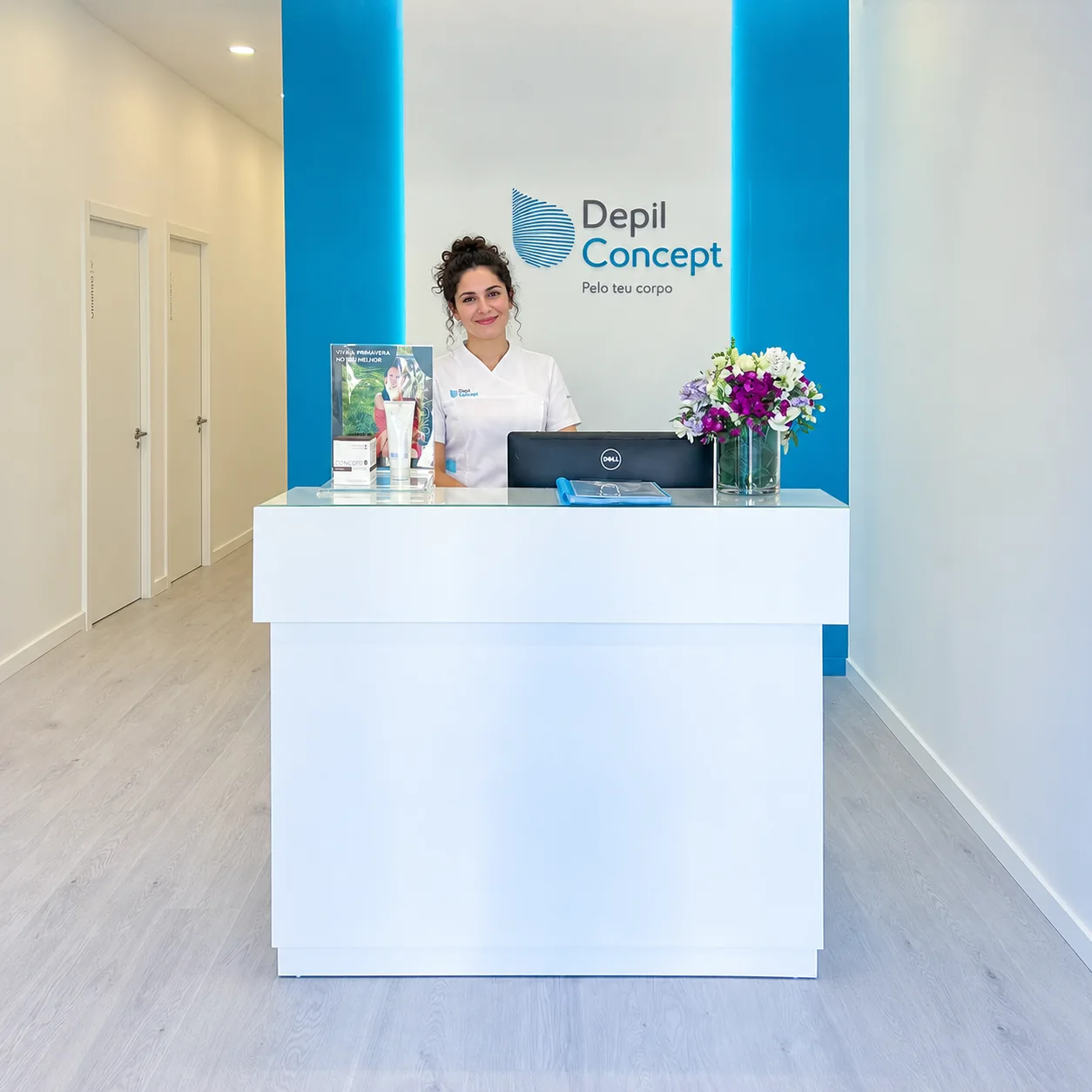 Colaboradora ao balcão de uma clínica DepilConcept